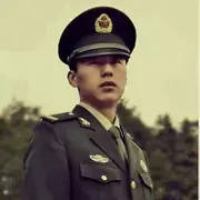 开飞机的瓶子