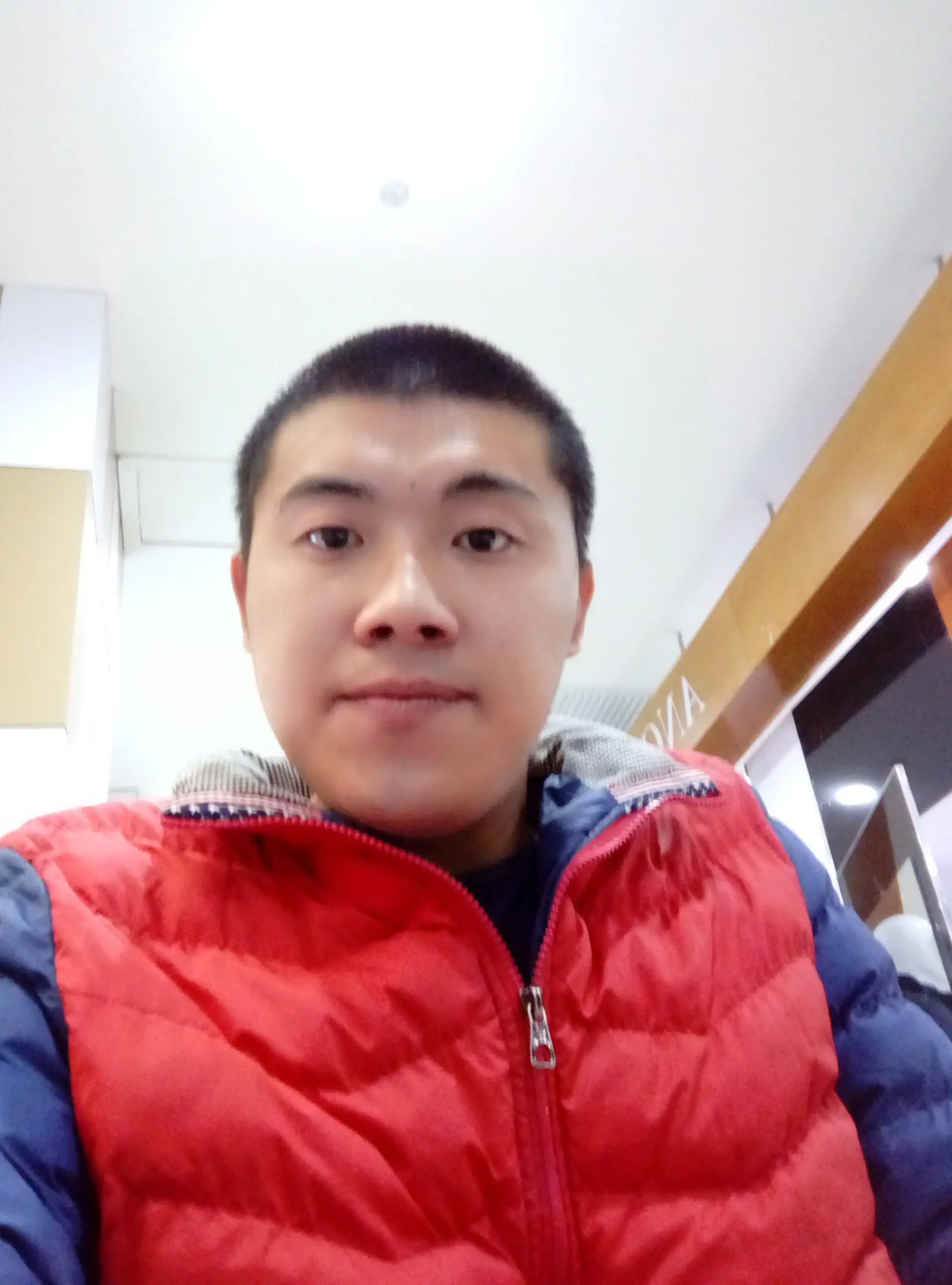 娱家正能量歌手子康的主播照片