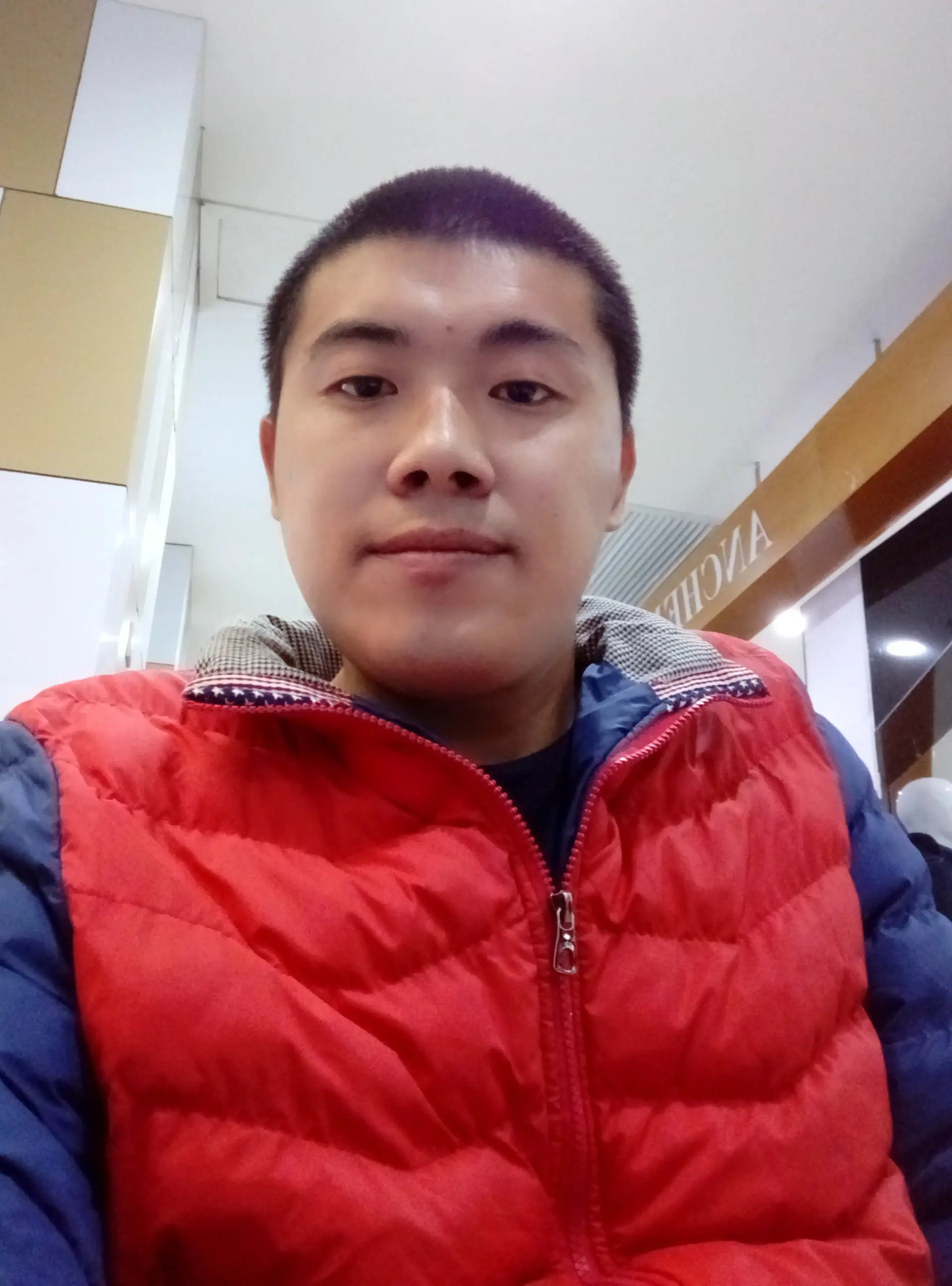 娱家正能量歌手子康的主播照片