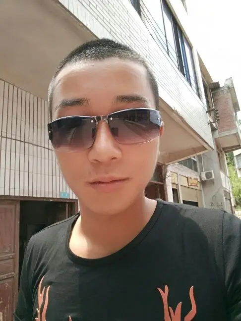 伍神龙保平安的主播照片