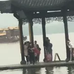 你压倒我头发了