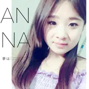 一条小鱼水中游的主播照片