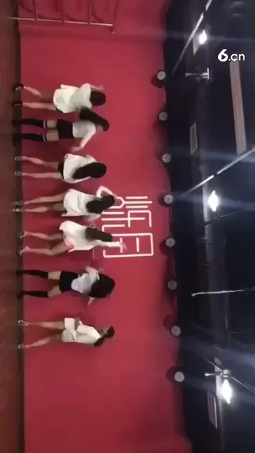 没错，拿扇子的就是我啦
