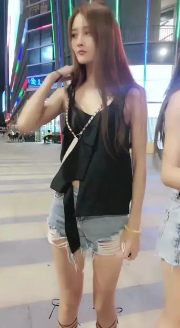 瞧，美女穿的短裤，回到解放前了