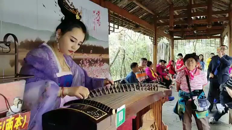 美女弹琴