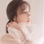 嫣然一笑回见倾城。
