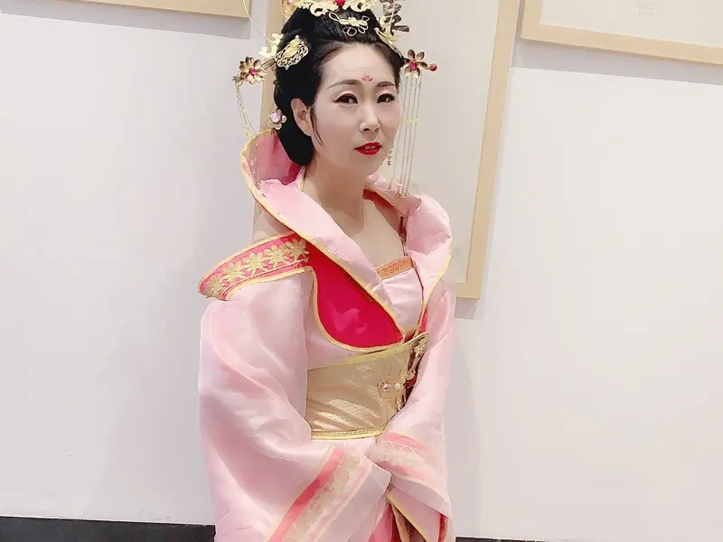 雨中怡人的主播海报