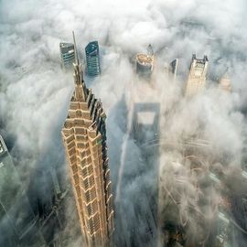纸扇一摇谈天下的图片
