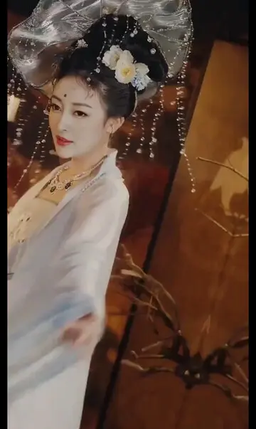 惟将旧物表深情，钿合