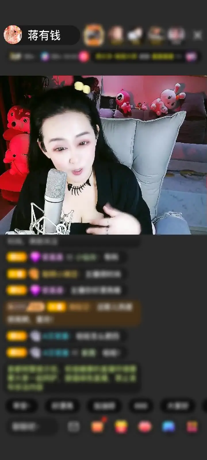 哎呀～看到黄金守护亮起来的瞬间，我整个人都愣住了！这金光闪闪的特效像小太阳一样，把整个直播间都照得暖洋洋的，心都跟着亮了起来～♛走走看看♛你这是偷偷给我开了个“守护模式”吗？真的被你暖到啦，谢谢你让我今天的直播多了份特别的安全感～
