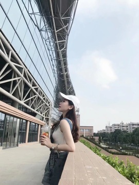 有故事的小哥的图片